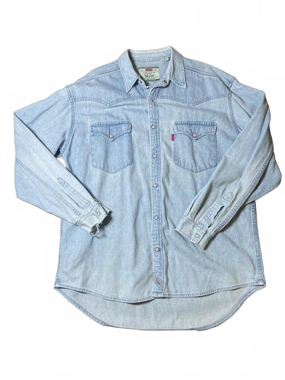 Levi’s Men’s Light Wash Distressed Pearl Snap Jean Button Down Long Sleeve Large